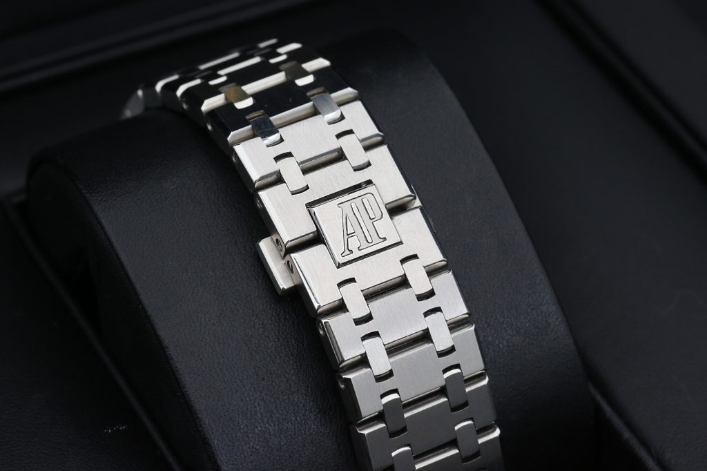 Audemars Piguet 15400ST.OO.1220ST.02 White ROYAL OAK 41mm 2016