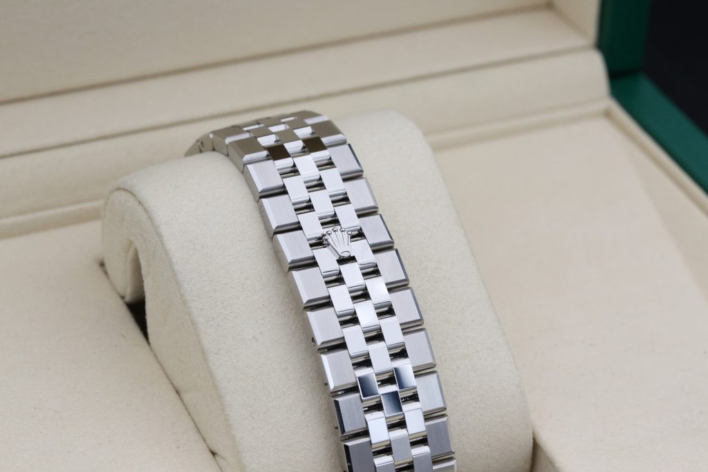 Rolex 127334 White LAND DWELLER  40mm 2025